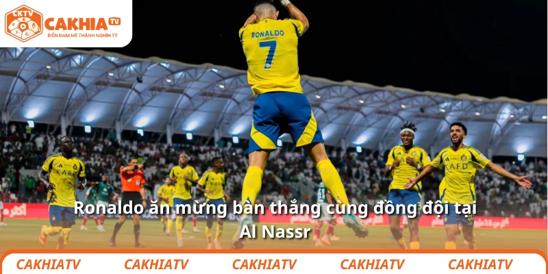 Ronaldo ăn mừng bàn thắng cùng đồng đội tại Al Nassr